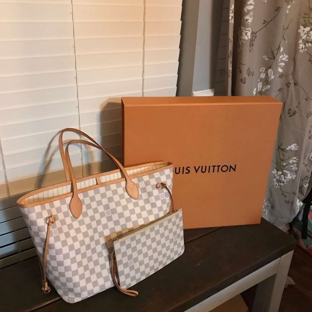 AUTHENTIC Louis Vuitton “Neverfull” MM.